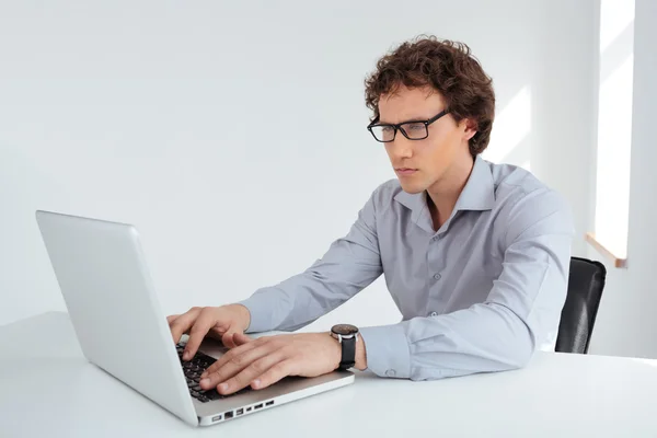 Homem de negócios usando computador portátil — Fotografia de Stock