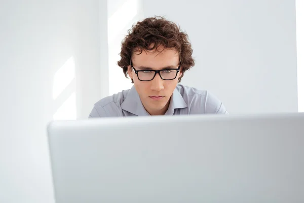 Homem de negócios usando computador portátil — Fotografia de Stock