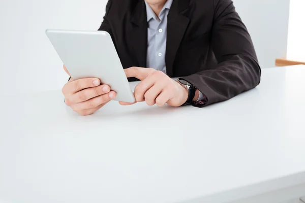 Geschäftsmann nutzt Tablet-Computer — Stockfoto