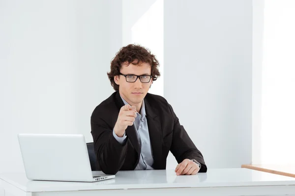 Zakenman wijzende vinger op camera — Stockfoto