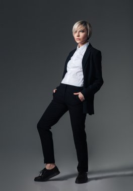Tam uzunlukta bir moda kadın portresi