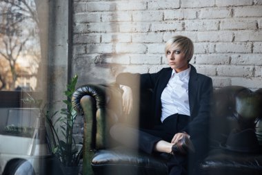 Güzel sarışın kız ciddi bir kafede seyir