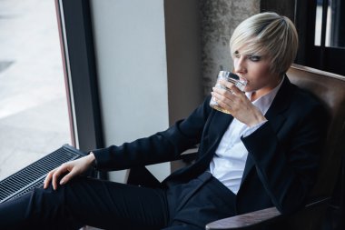 İçme ve kafede dinlendirici güzel şık kız