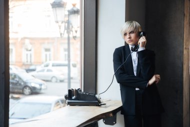 Evet güzel sarışın genç kadın