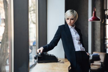 Kafede telefonda konuşmak güzel şık kız