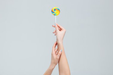 Kadın silah sopa üzerinde lolipop tutan