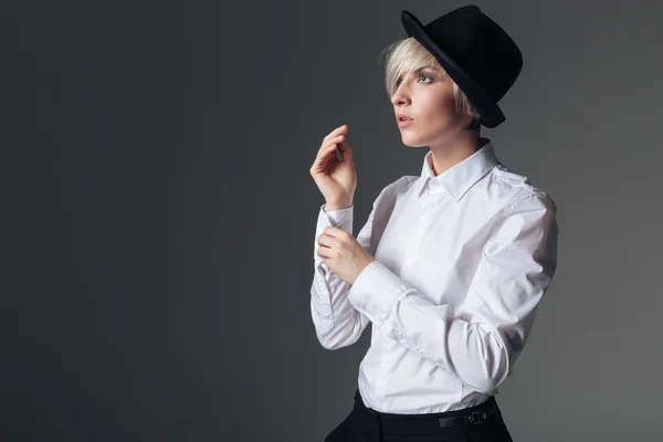 Mujer abotonando su camisa — Foto de Stock