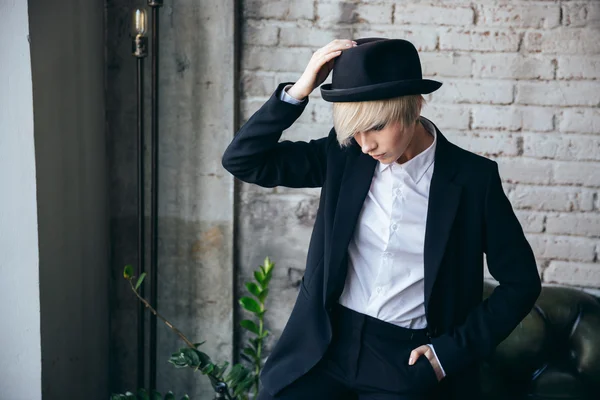 Blond söt tjej sitter i café — Stockfoto