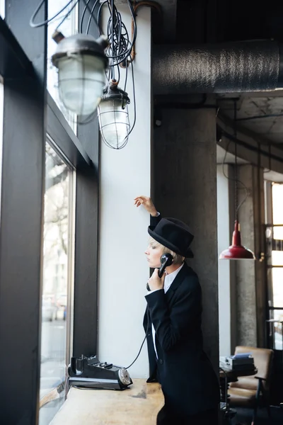 Menina loira bonita elegante falando no telefone — Fotografia de Stock