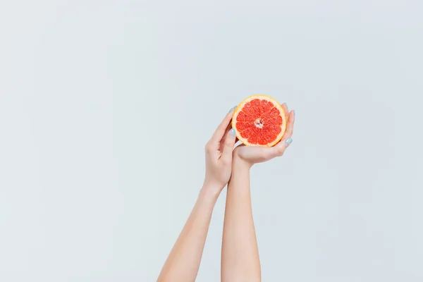 Kvinna händer anläggning grapefrukt — Stockfoto