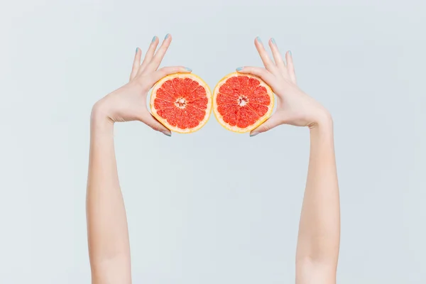 Руки женщины держат грейпфруты — стоковое фото