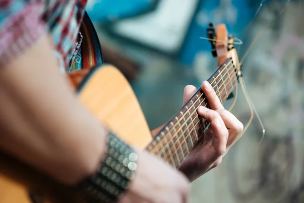 Férfi kezet játszik a gitár szabadban — Stock Fotó