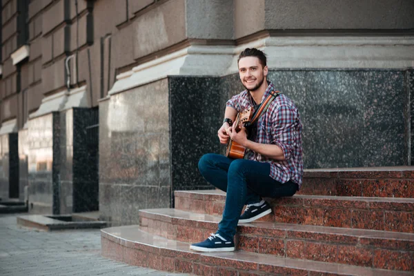 Mann spielt im Freien auf der Gitarre — Stockfoto