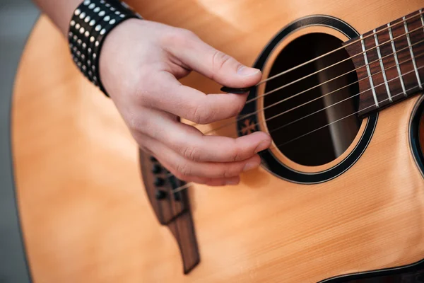 Férfi kezet játszik a gitár szabadban — Stock Fotó