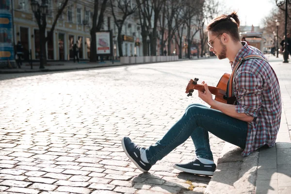 Man playing on the guitar outdoors — Stock Photo, Image