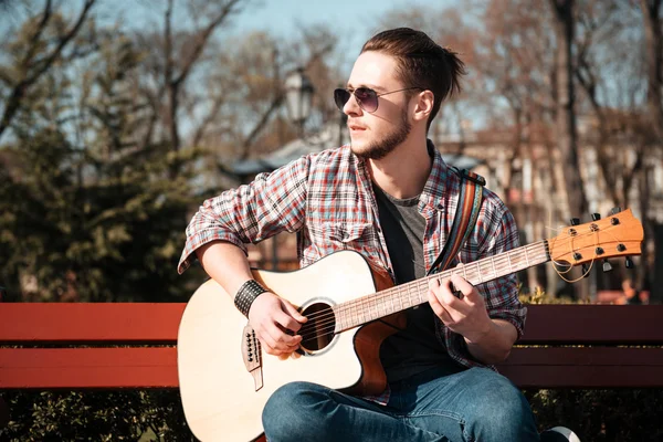 Homem tocando na guitarra ao ar livre — Fotografia de Stock