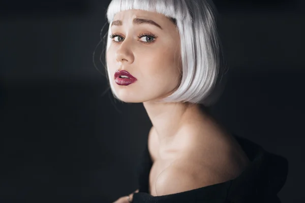 Schönheitsporträt einer attraktiven jungen Frau mit blonder Perücke — Stockfoto
