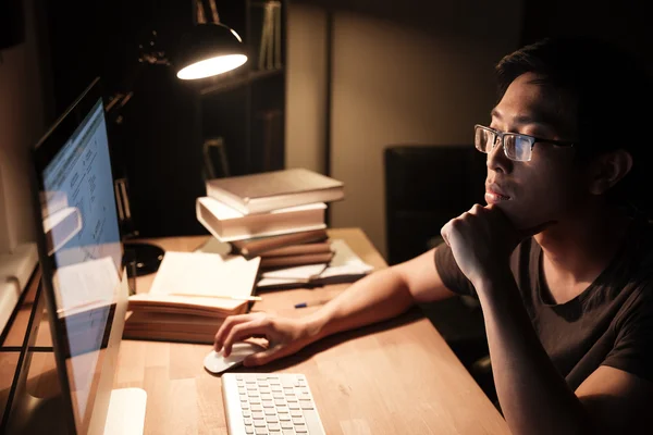 Στοχαστικός άνθρωπος που δουλεύει με τον υπολογιστή και σκέφτεται το βράδυ — Φωτογραφία Αρχείου