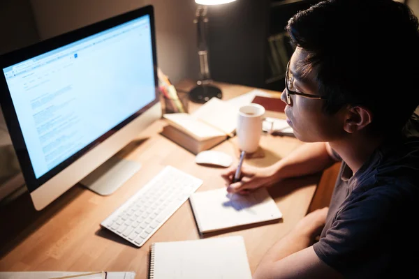 Hombre leyendo y escribiendo usando información de la computadora —  Fotos de Stock