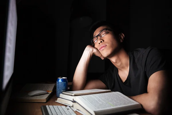 Втомлений виснажений чоловік вчиться і спить перед комп'ютером — стокове фото