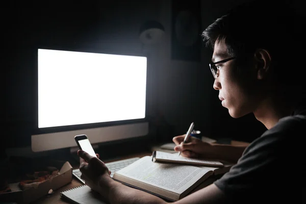 Gerichte Aziatische man met leeg scherm mobiele telefoon en computer — Stockfoto