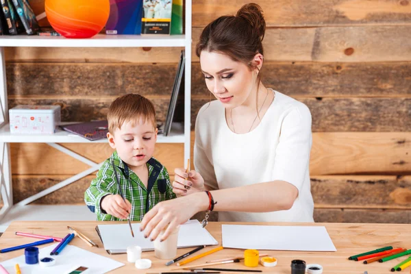 Schöne Mutter und ihr kleiner Sohn malen in der Kunstschule — Stockfoto