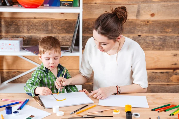 Mutter und kleiner Sohn malen gemeinsam in der Kunstschule — Stockfoto