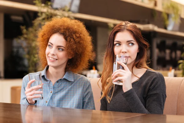 Två kvinnor sitter på café och dricksvatten — Stockfoto