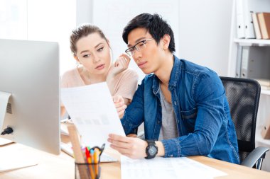 İki ciddi iş adamları Office belgeleriyle çalışma 