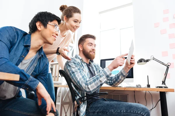 Trois hommes d'affaires travaillant et utilisant la tablette dans le bureau — Photo