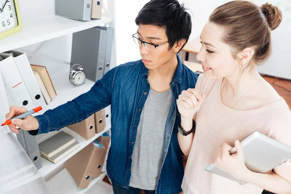 Ler affärskvinna med tablett och fokuserade man arbetar på kontor — Stockfoto