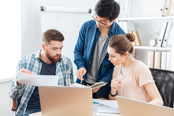 Boom geconcentreerd ondernemers project bespreken op de bijeenkomst — Stockfoto