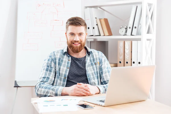 Affärsman att göra affärsplan och arbetar med laptop i office — Stockfoto