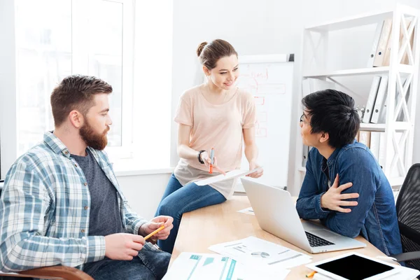 Empresarios trabajando y haciendo un nuevo proyecto en la oficina juntos — Foto de Stock