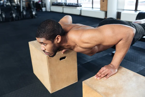 Muscular fitness hombre haciendo flexiones en el gimnasio —  Fotos de Stock