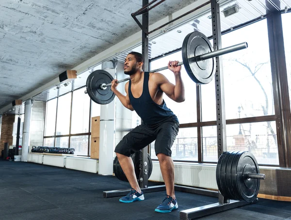 Fitness muscolare uomo che fa esercizio fisico pesante — Foto Stock