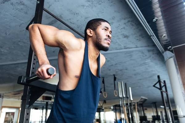 Mięśni zmieścić człowiek robi pociągnij Ups w siłowni — Zdjęcie stockowe