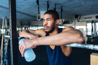 Club spor salonunda dinlenme fitness adam