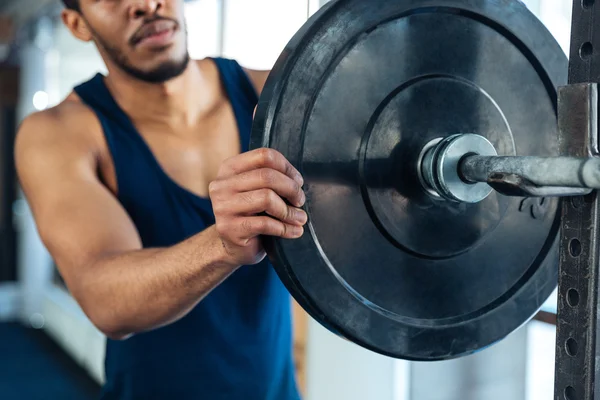 L'uomo sano di forma fisica si prepara a fare esercizi con un bilanciere — Foto Stock