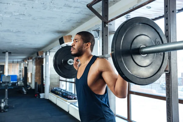 Mięśni Fitness mężczyzna robi ciężkich ćwiczeń — Zdjęcie stockowe