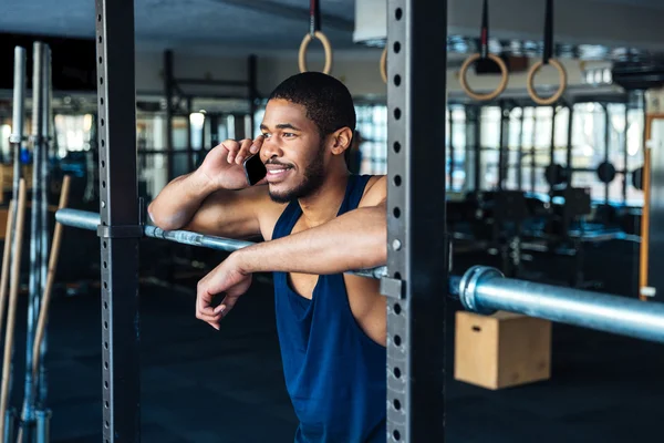 Fitness zdravé muže na smartphone v tělocvičně — Stock fotografie