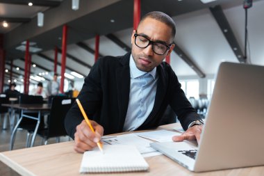 Genç işçi çalışma notları ofiste yapar