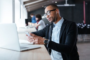 Şık işadamı Smartphone kullanarak bir ileti yazarak 