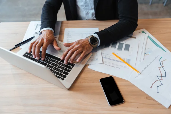 Nahaufnahme Porträt von tippenden Händen auf dem Laptop — Stockfoto