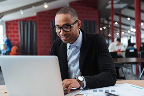 Young businessman working with laptop — Stock Photo, Image