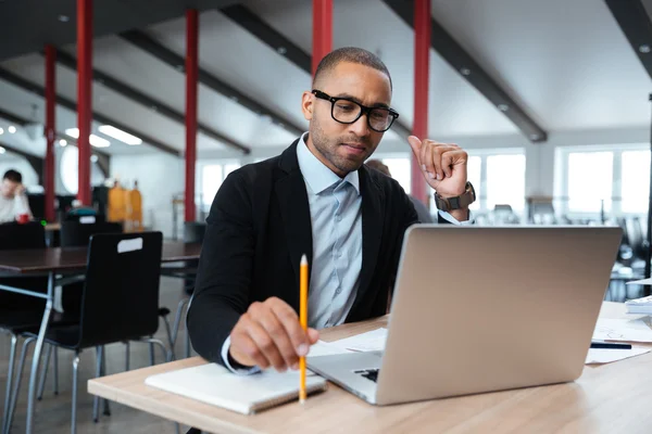 Empresario serio usando portátil en la oficina —  Fotos de Stock