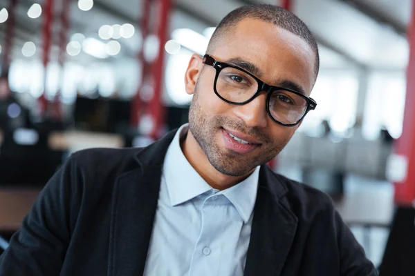 Retrato de cerca de un hombre de negocios sonriente con gafas —  Fotos de Stock