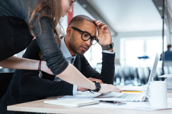 Giovani imprenditori che lavorano con un nuovo progetto di startup — Foto Stock