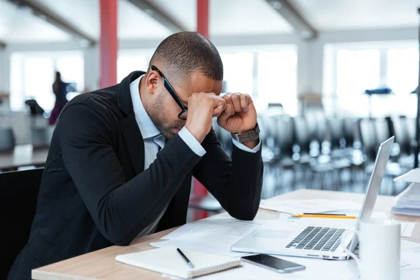 Wyczerpany biznesmen przy biurku — Zdjęcie stockowe