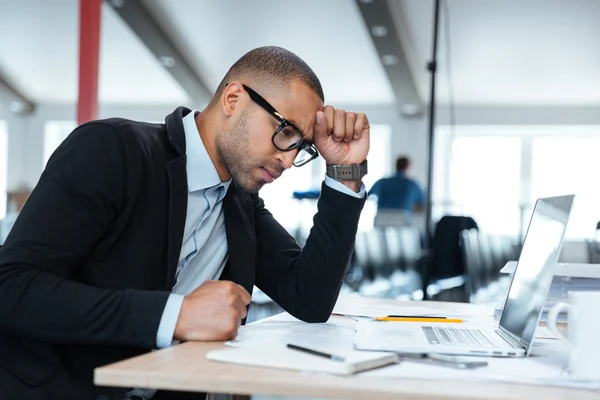 Un hombre de negocios serio pensando en algo — Foto de Stock